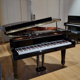 Yamaha C3 Studio von 2006 in Zwart glimmend