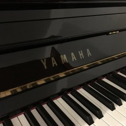 Yamaha U3 schwarz poliert von 1985 in Zwart glimmend