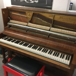 Grotrian-Steinweg 120 von 1958 in Noten glimmend